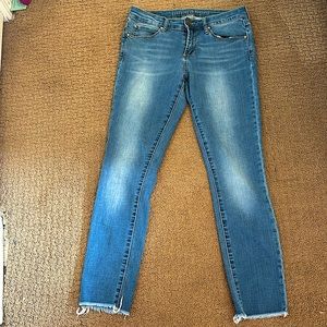 Mid-rise blue jean cut off. Comfortable. Stretchy. Inseam 29 1/2. Washed out.